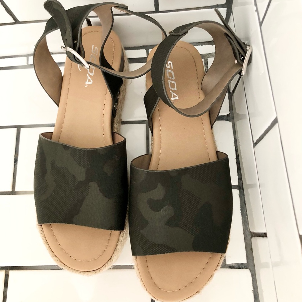 Women’s 8 SODA Platform Sandals Camouflage Hemp Sides